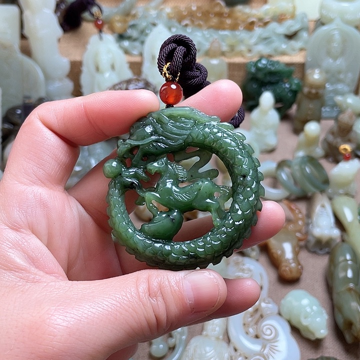 和田玉颈饰未镶嵌致****…