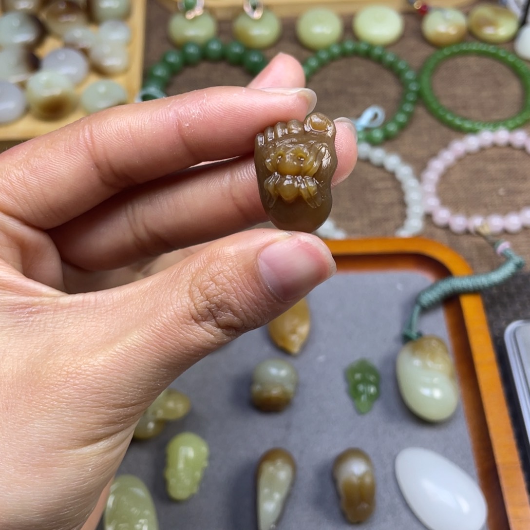 和田玉颈饰未镶嵌知足常乐