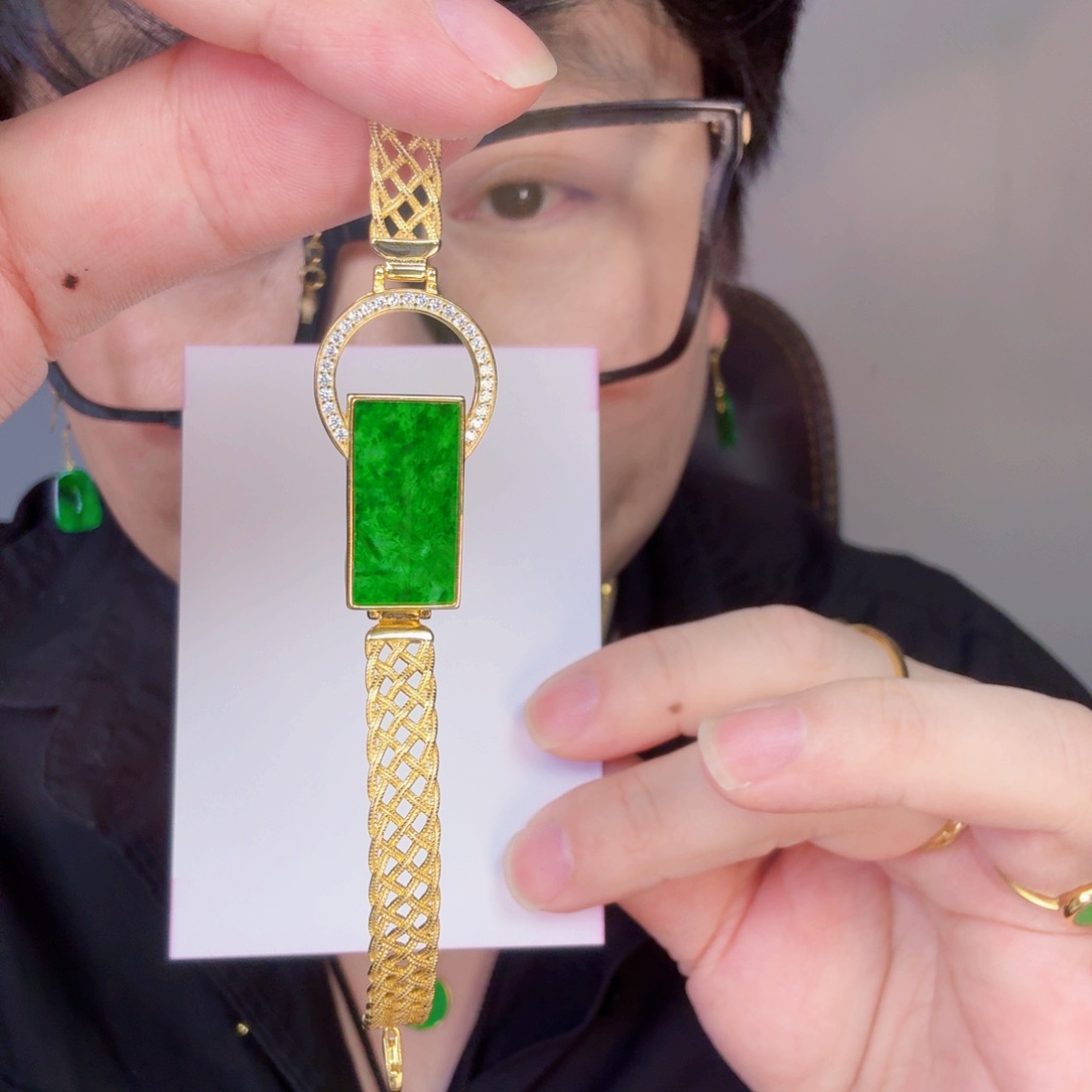 翡翠未镶嵌颈饰一件