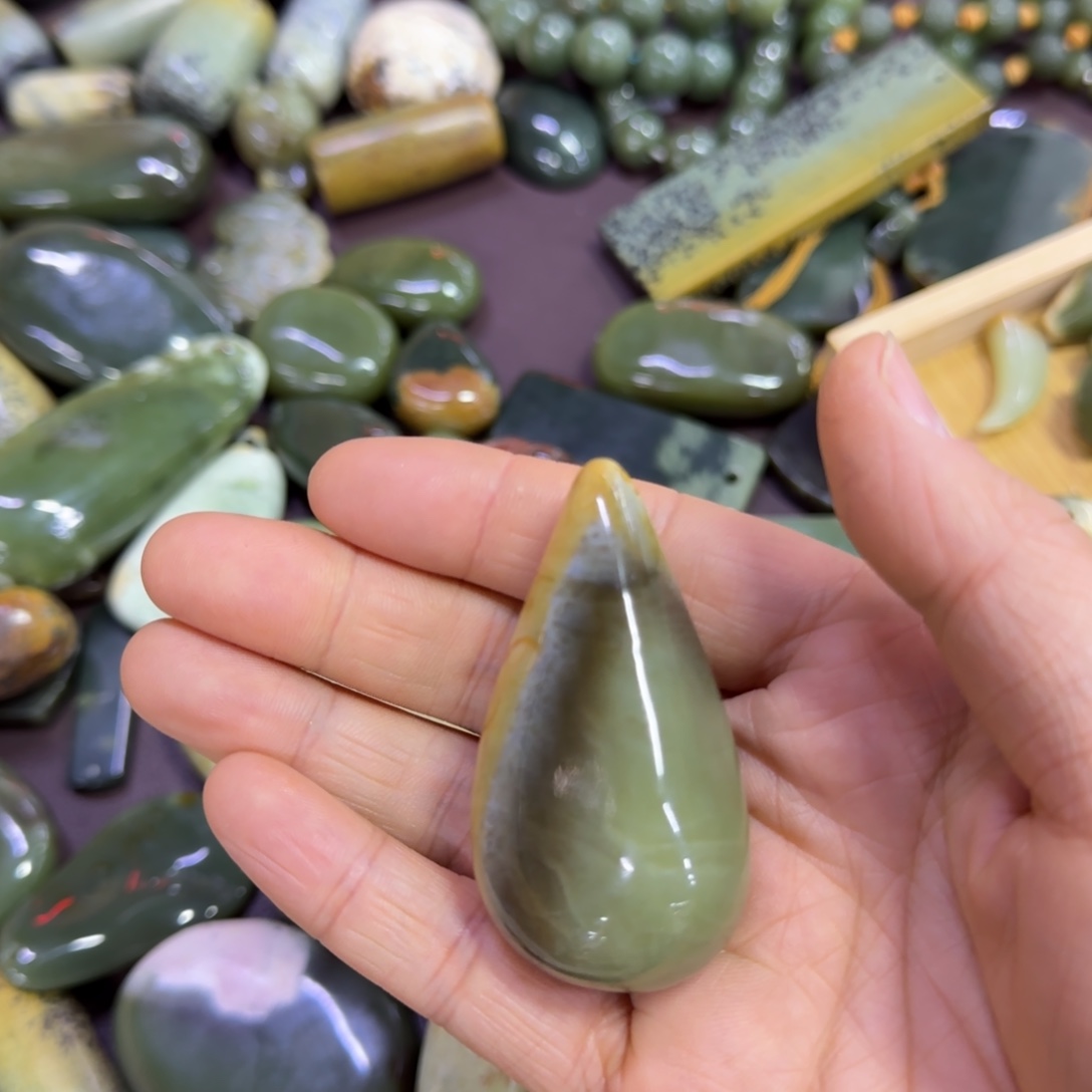 浊***生岫岩河磨玉（透闪石质玉）未镶嵌颈饰