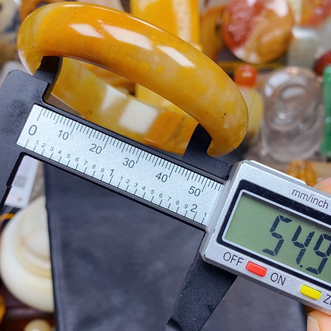 石英质玉（黄龙玉）颈饰未镶嵌