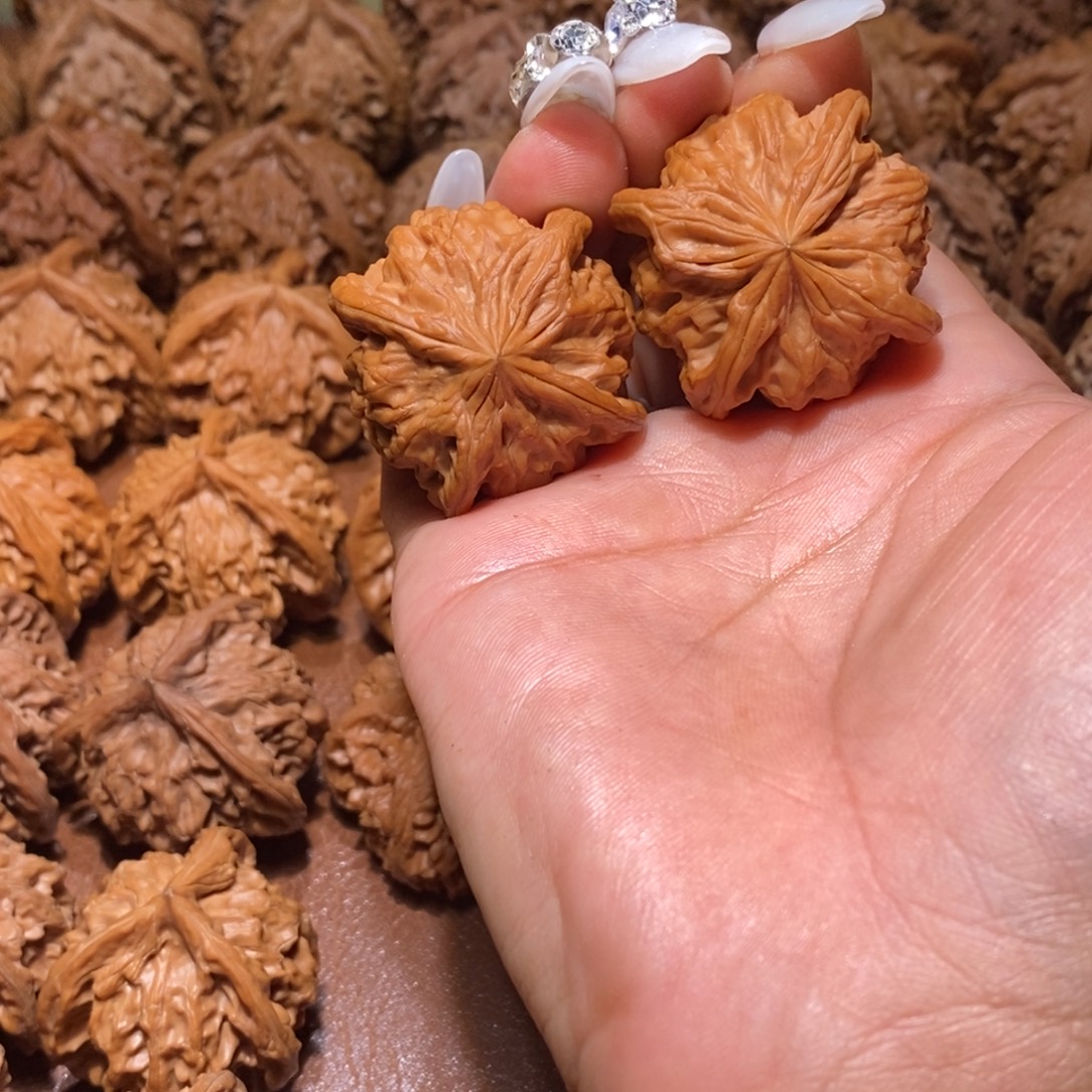 莫***名四棱文玩核桃手把件