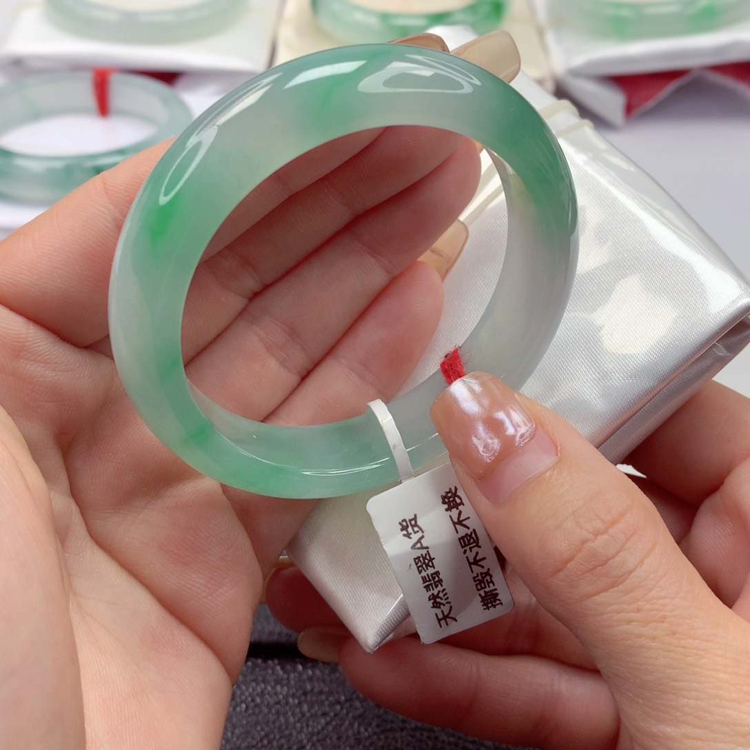 翡翠手镯未镶嵌52圈口 冰起双眼皮底子细腻阳绿 种色兼备