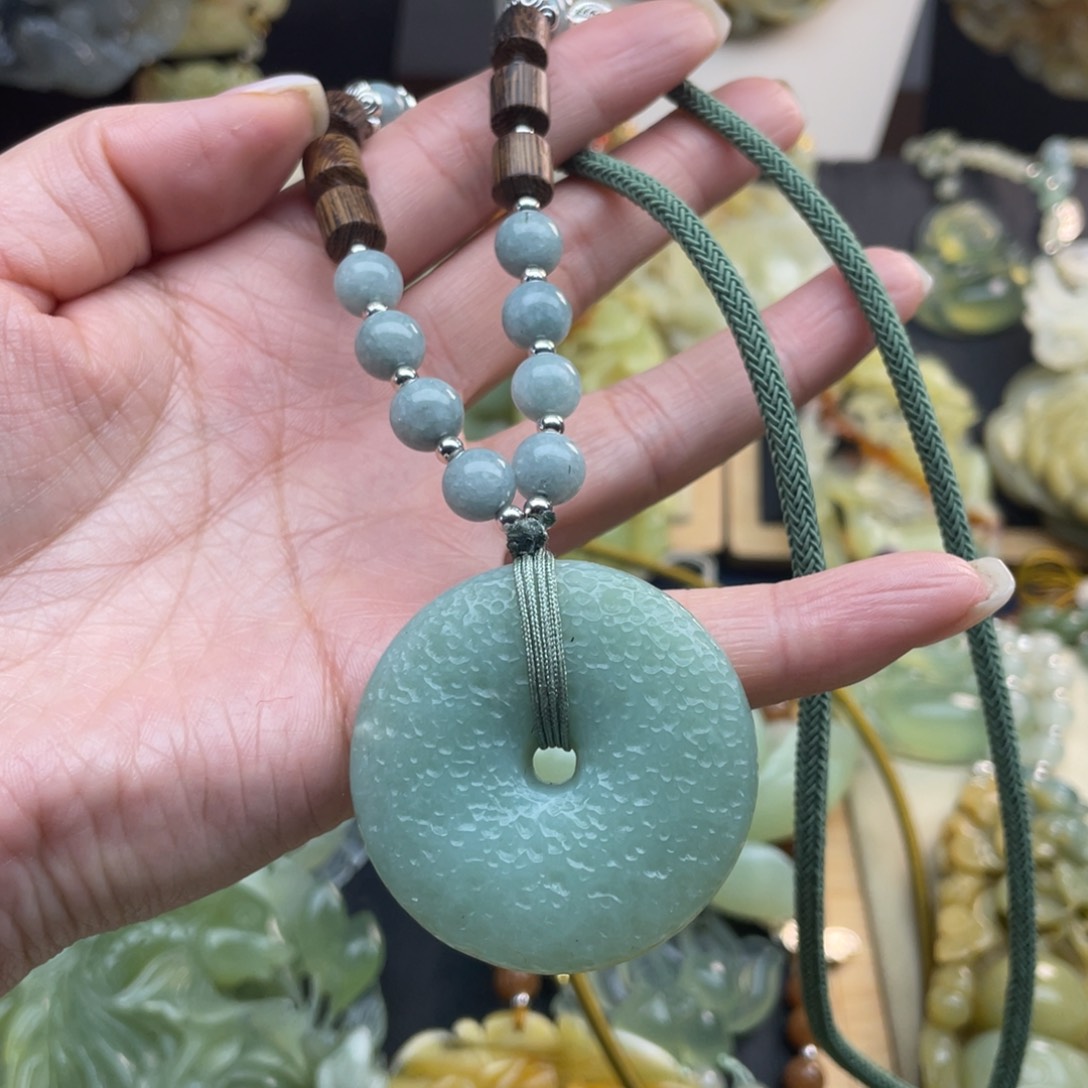 蛇纹石玉颈饰未镶嵌