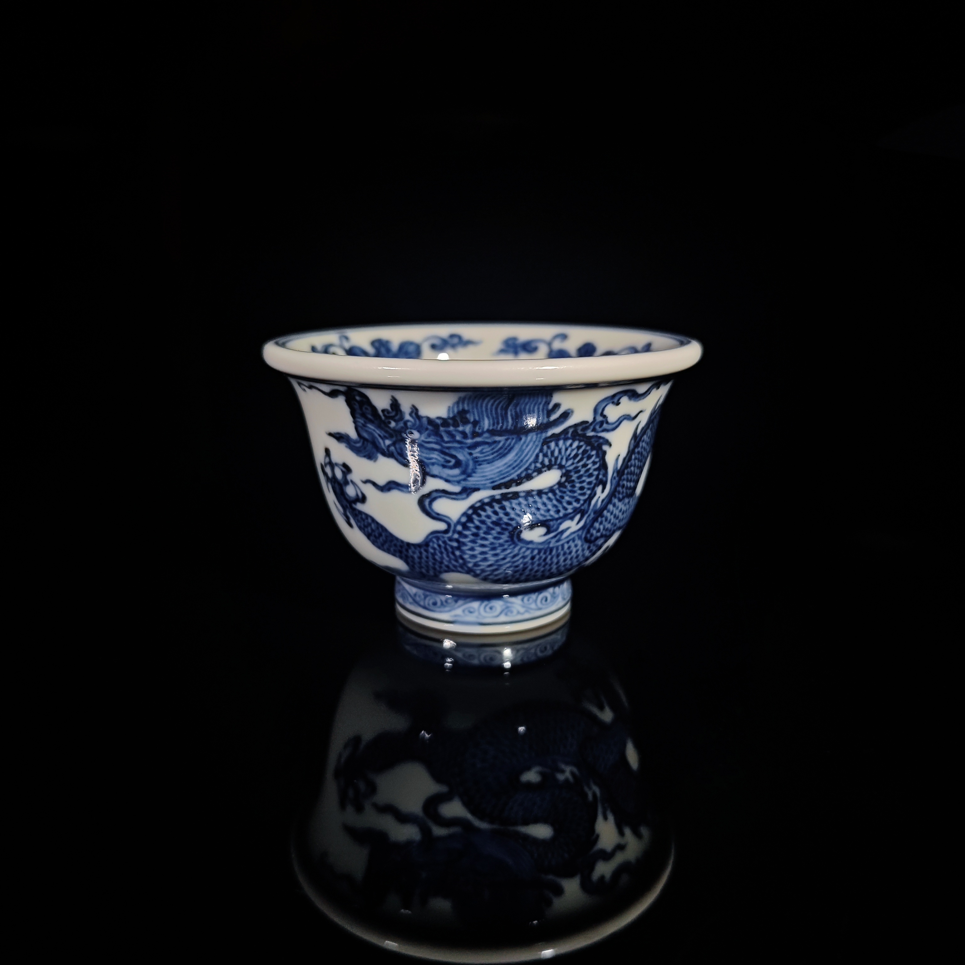 丰雅赏玩内缠枝外霸王龙小压手杯