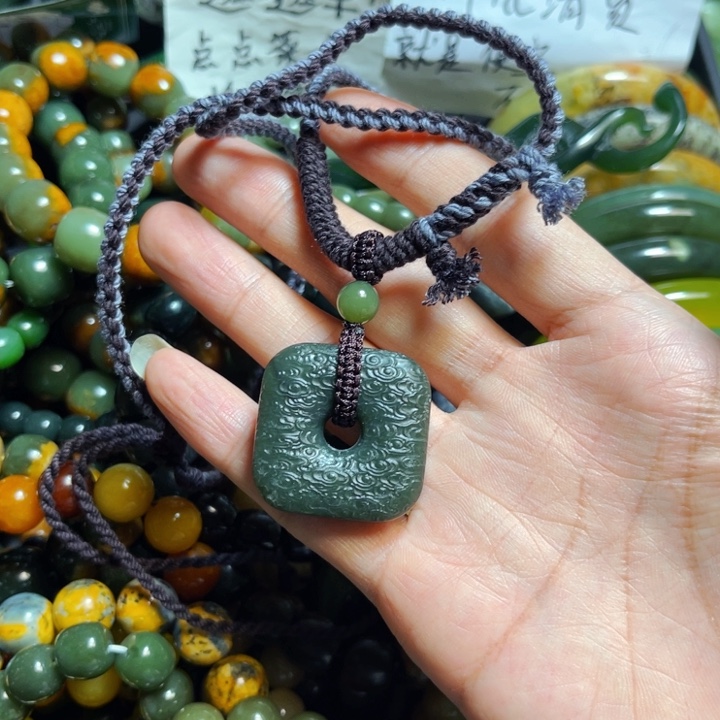 透闪石质玉颈饰未镶嵌