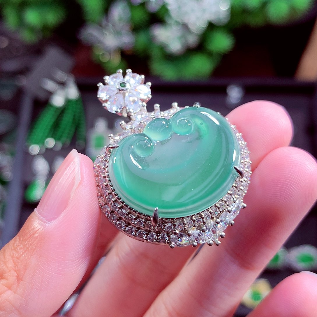 颈饰未镶嵌翡翠天然