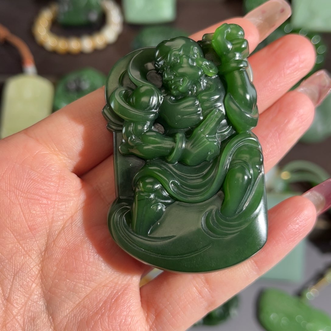 和田玉挂件未镶嵌不****彩菠菜绿毕业定制