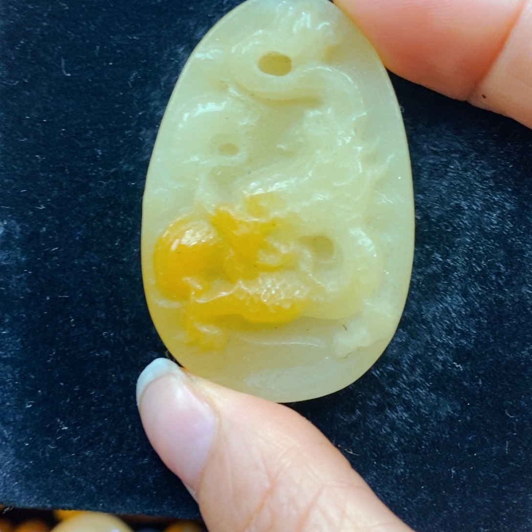 未镶嵌石英质玉（黄龙玉）颈饰