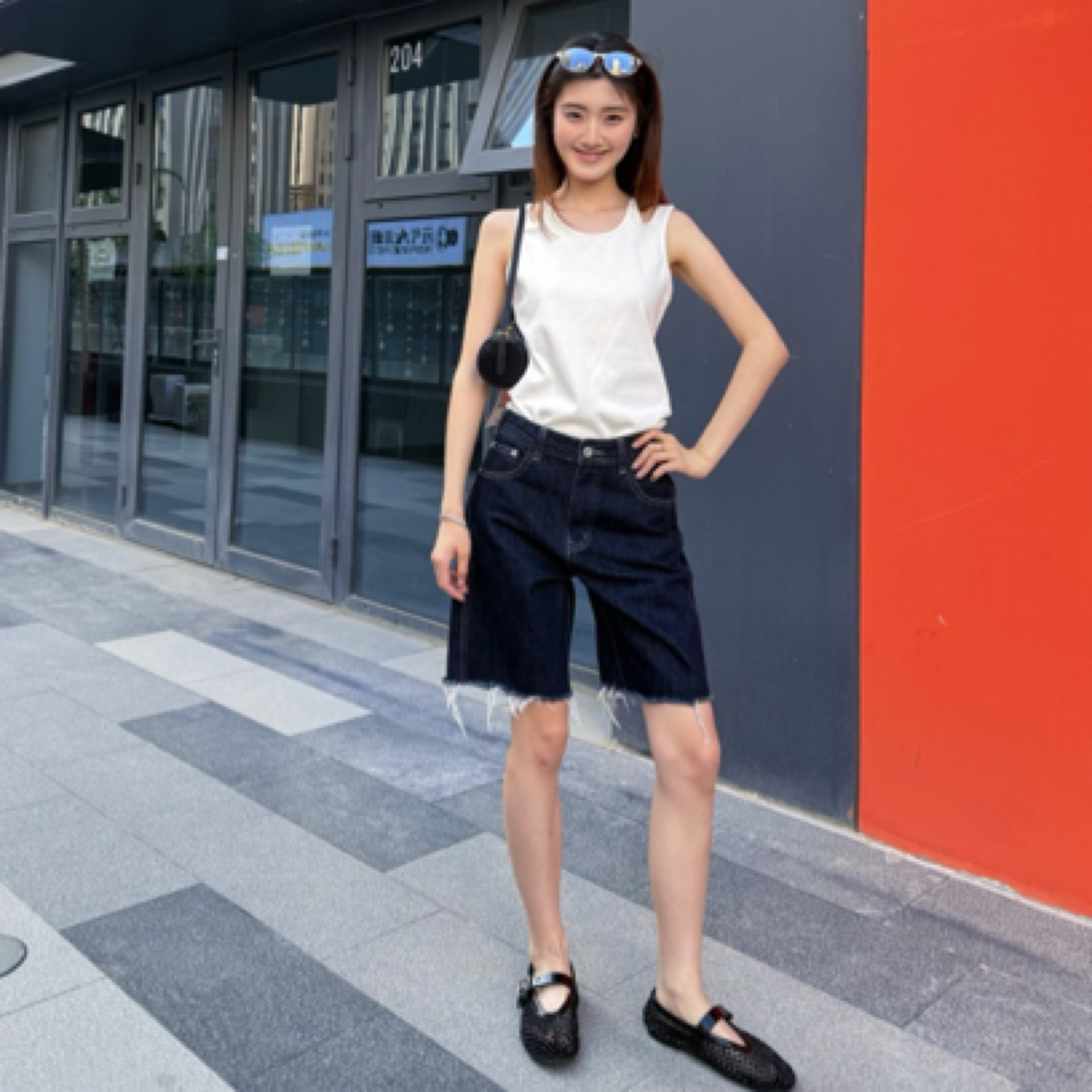 夏日设计款黑白小吊带甜酷辣妹风