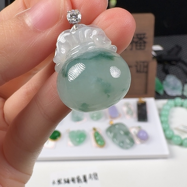 翡翠18K金镶嵌颈饰