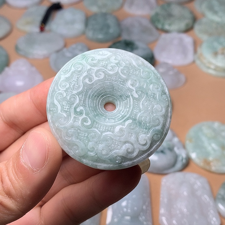 瑞***光翡翠未镶嵌颈饰雕花扣