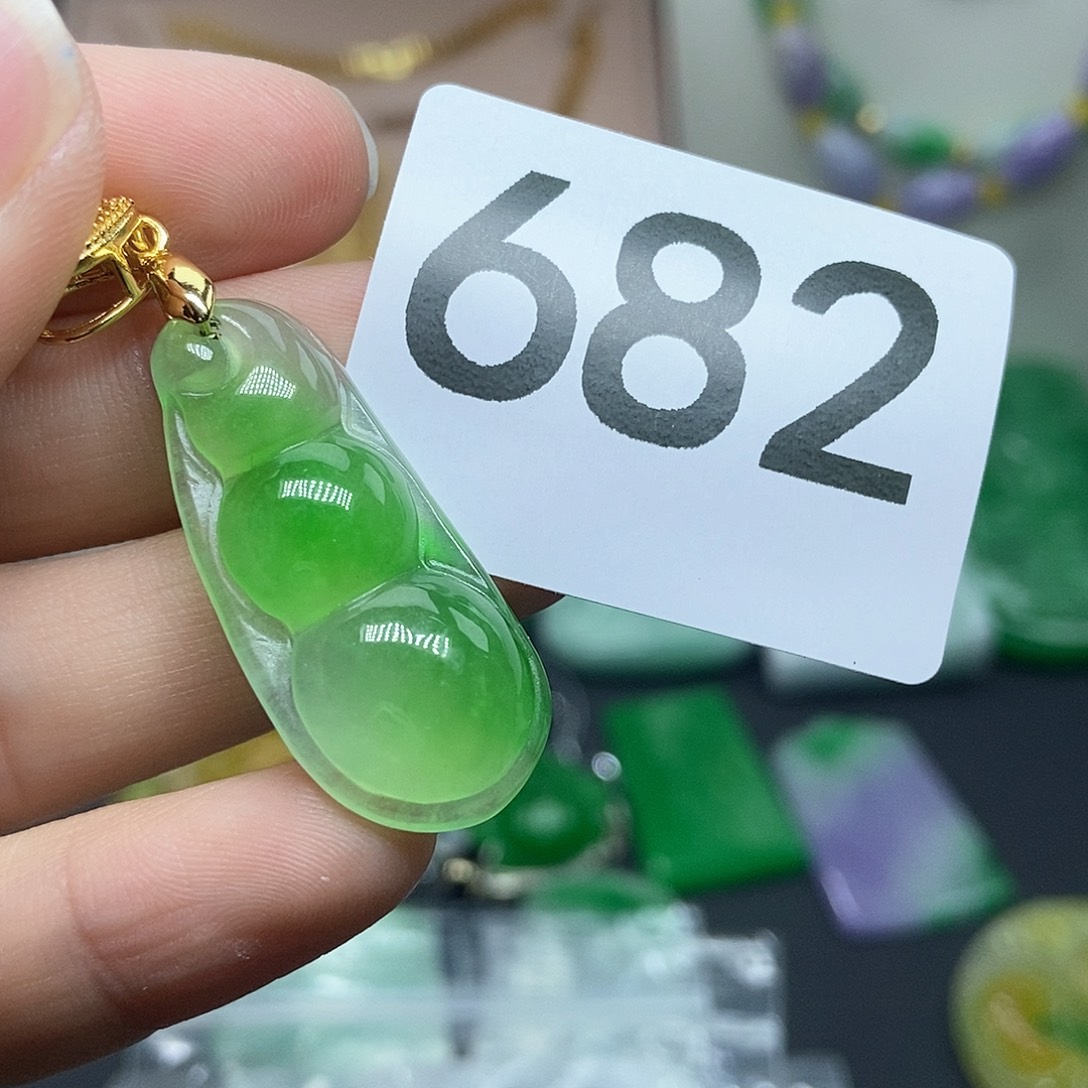 翡翠吊坠(赠链)未镶嵌