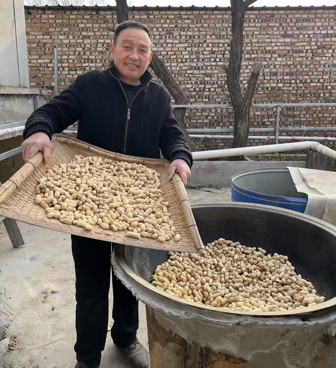 炒花生大铁锅柴火现炒原味带壳小花生休闲零食