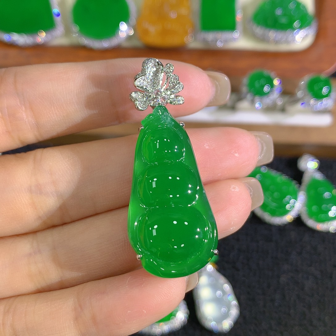 翡翠18K金镶嵌颈饰豆子