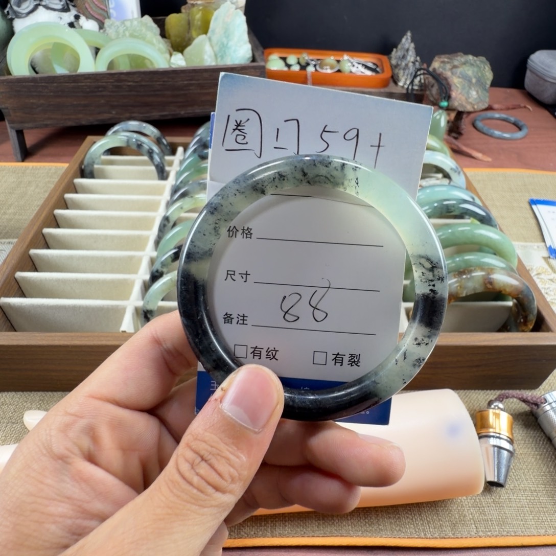 蛇纹石玉未镶嵌手镯