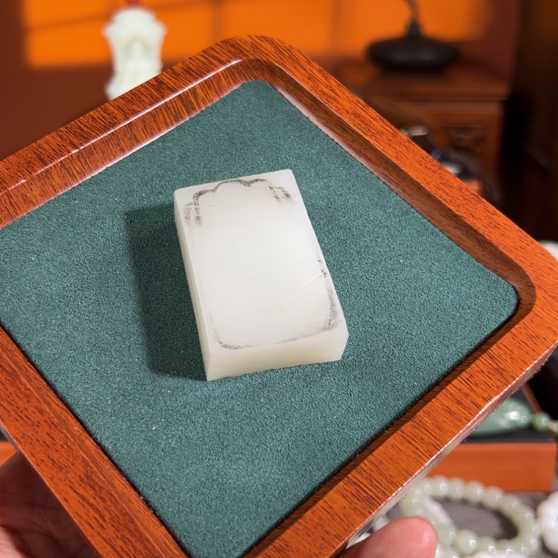 侯***妮和田玉未镶嵌颈饰