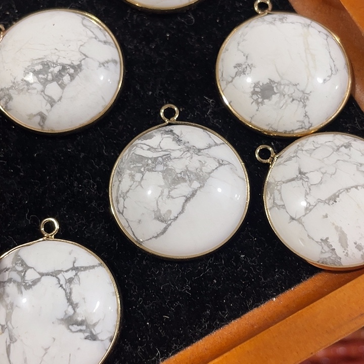 玛瑙/玉髓合金珠宝半成品一个白松石圆饼吊坠