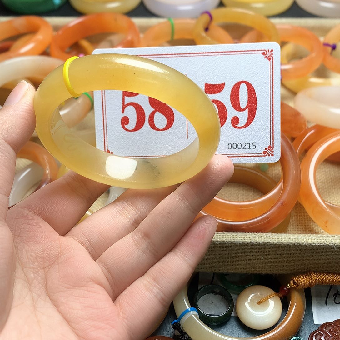 未镶嵌石英质玉（黄龙玉）手镯