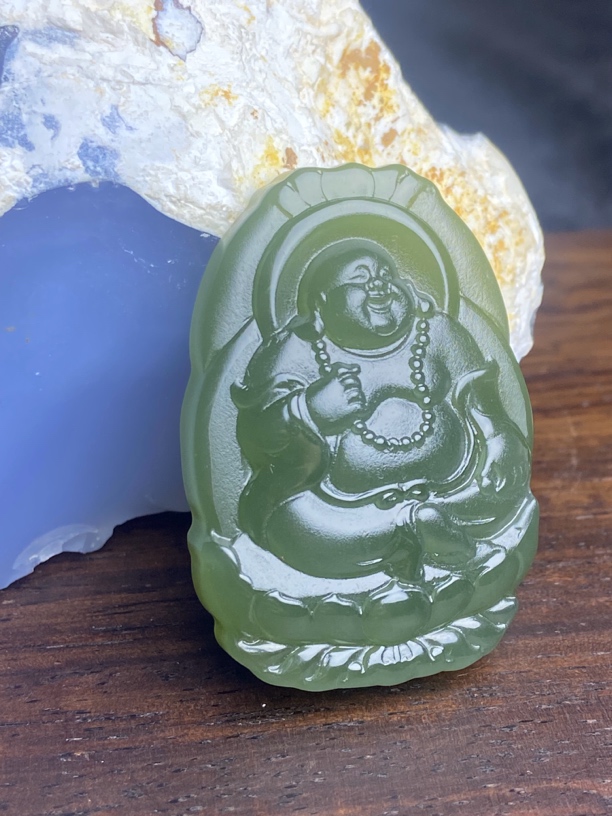 和田玉青海料冰透湖水绿弥勒牌吊坠 45X31X11 30g