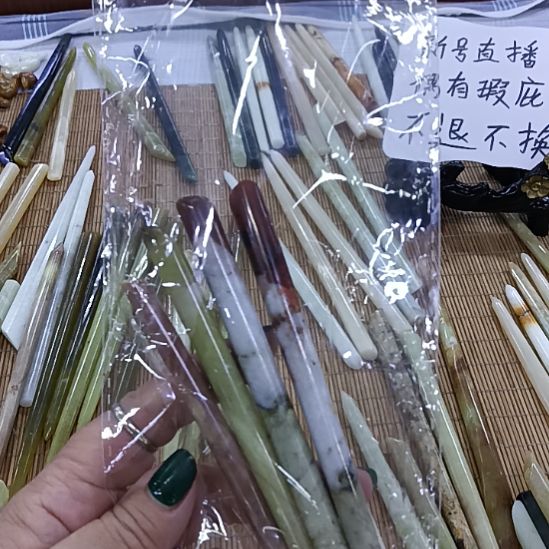 未镶嵌蛇纹石玉岫玉素棍发簪，纯天然俏色。