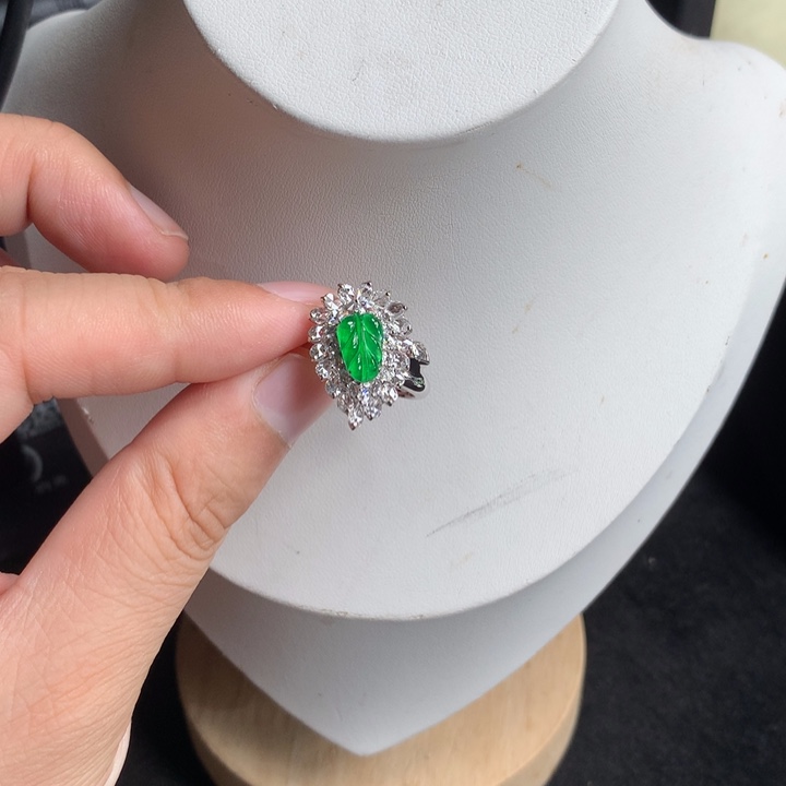 翡翠戒指18K金镶嵌缅甸翡翠戒指