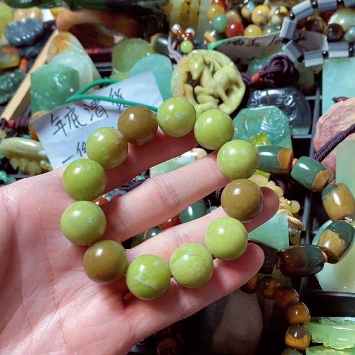 蛇纹石玉颈饰未镶嵌