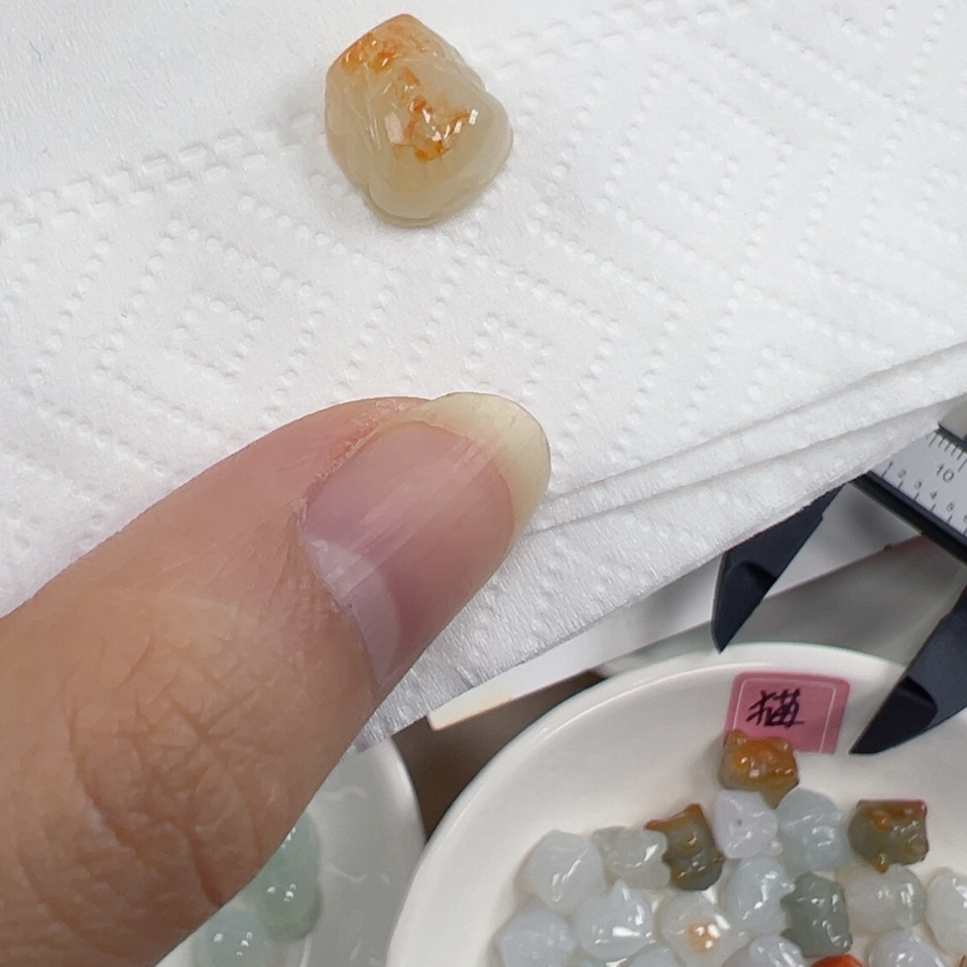 波***猫翡翠散珠通孔貔貅一个