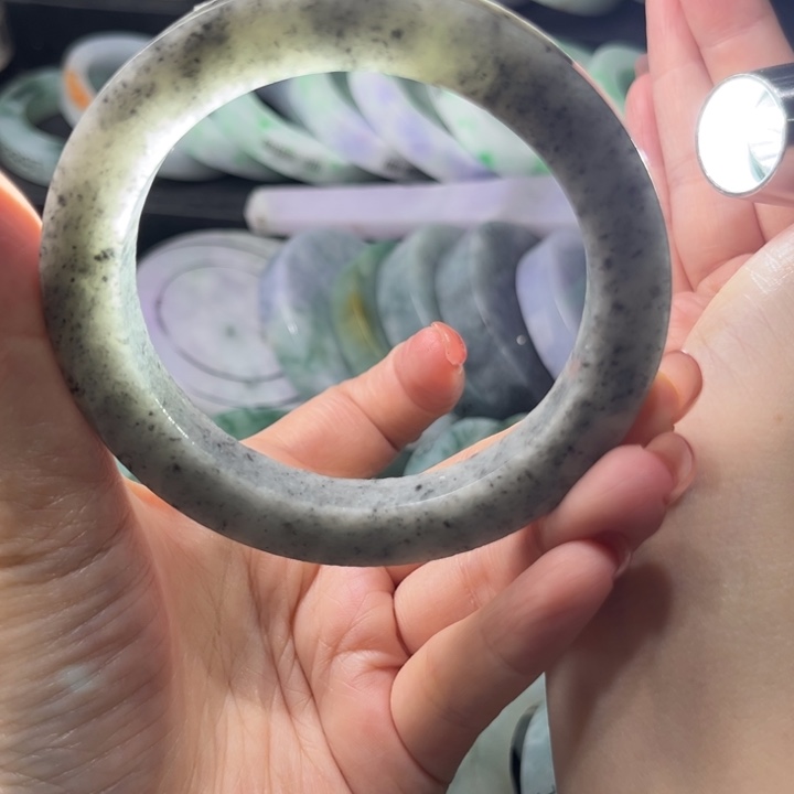 定制翡翠未镶嵌翡翠手镯