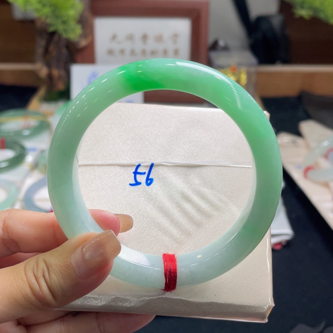 翡翠手镯未镶嵌翡翠手镯白底青