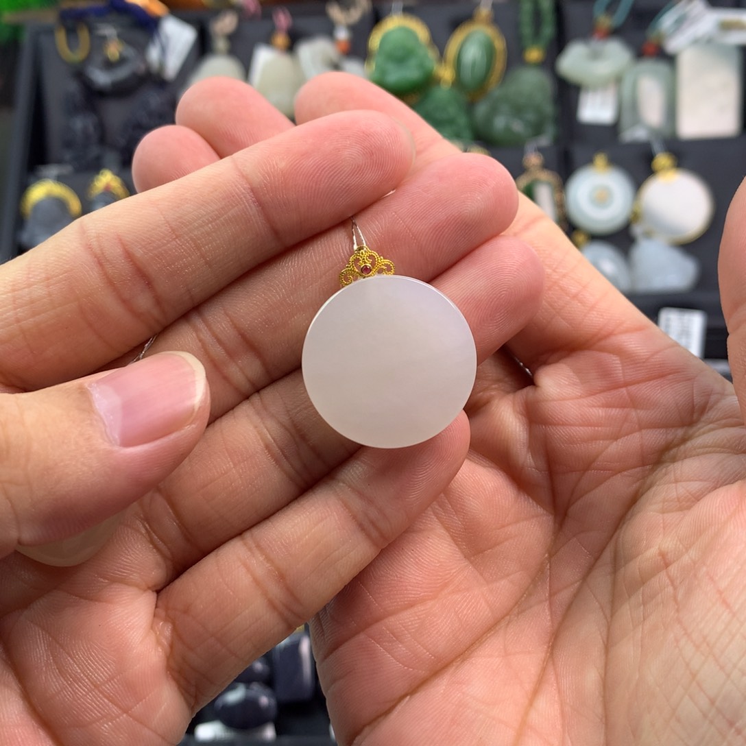 和田玉吊坠18K金镶嵌多****彩