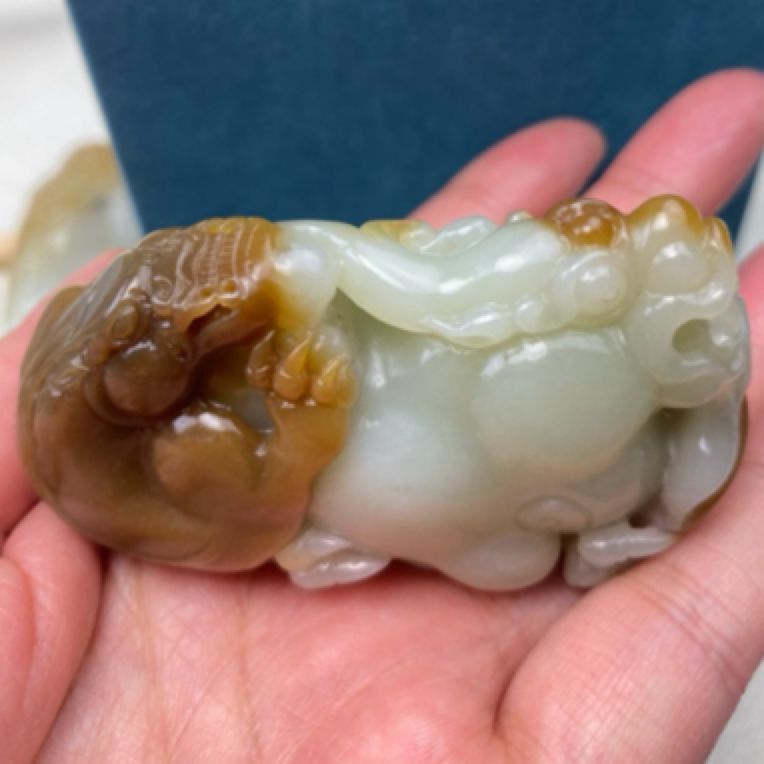 新疆和田玉且末糖俏色巧雕双貔貅