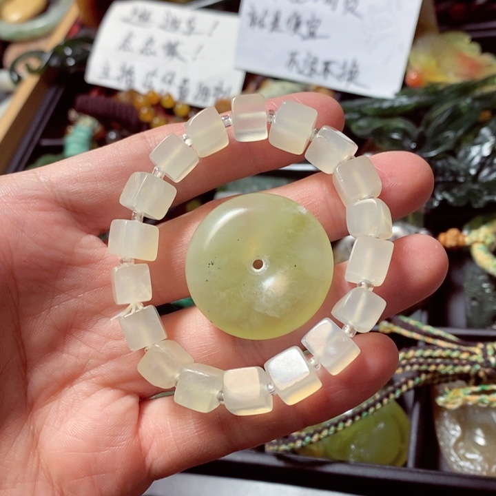 蛇纹石玉颈饰未镶嵌