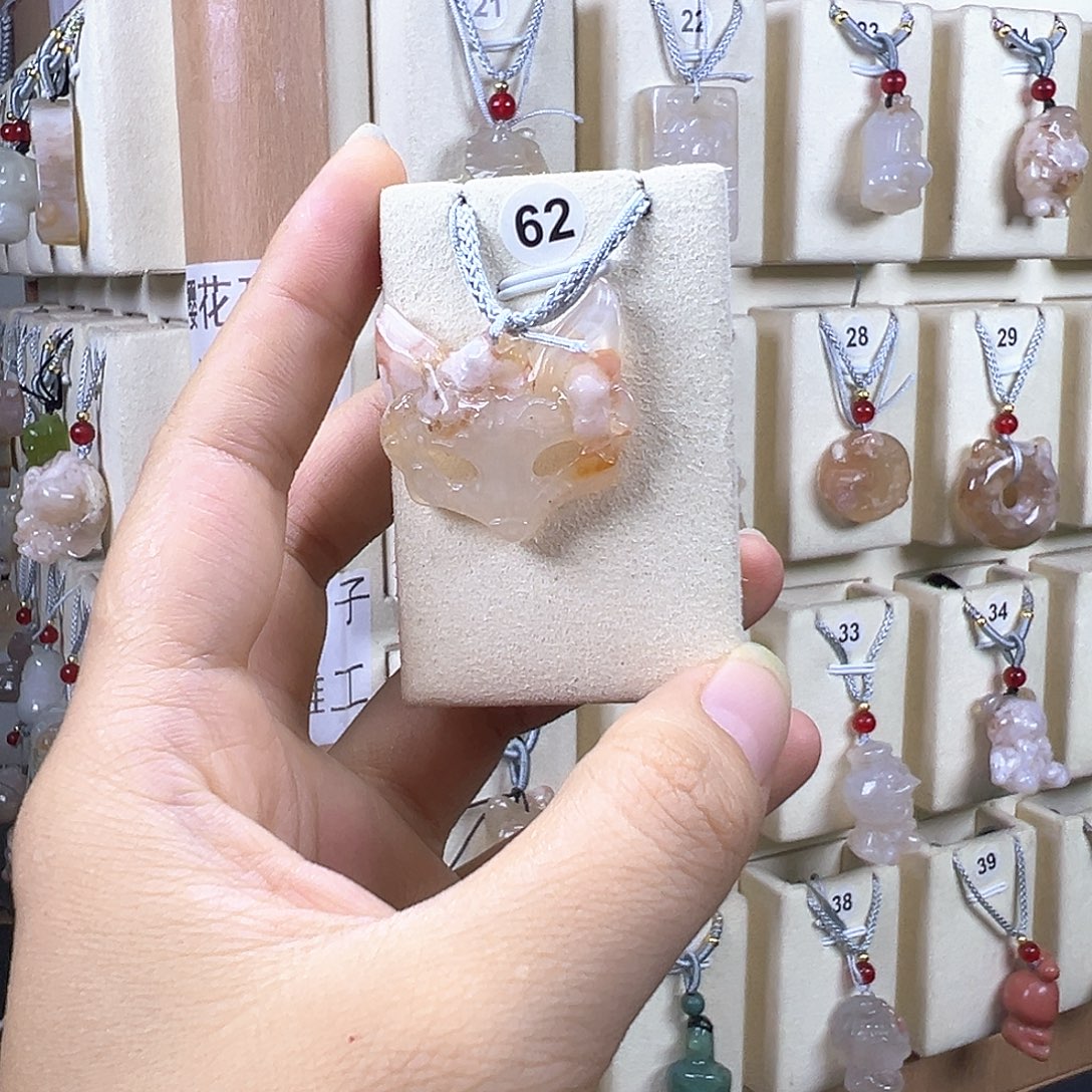 欣***兰石英质玉未镶嵌颈饰