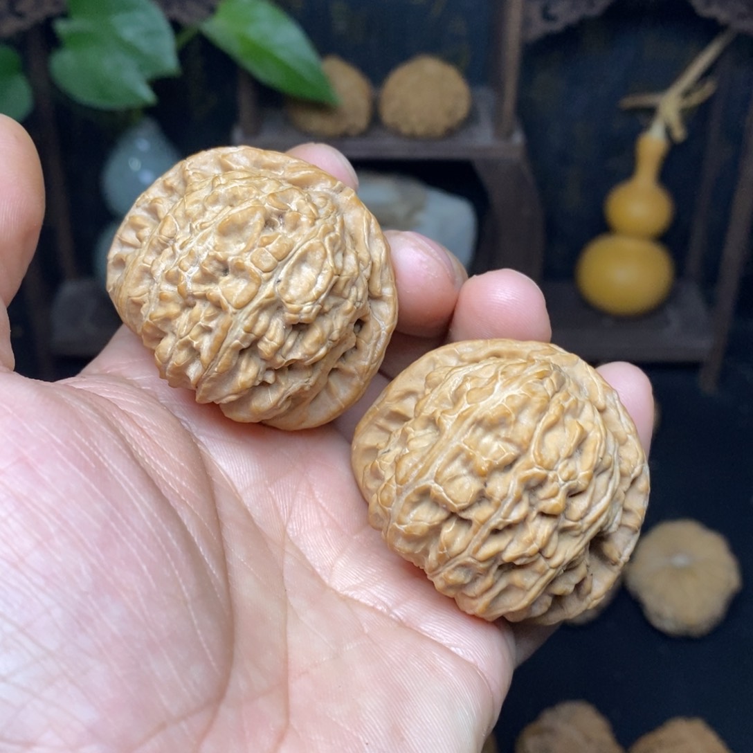 文玩核桃吊坠艸46球白
