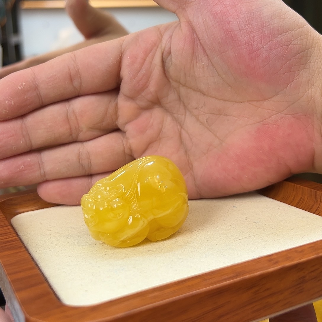 琥珀珠宝奇石未镶嵌