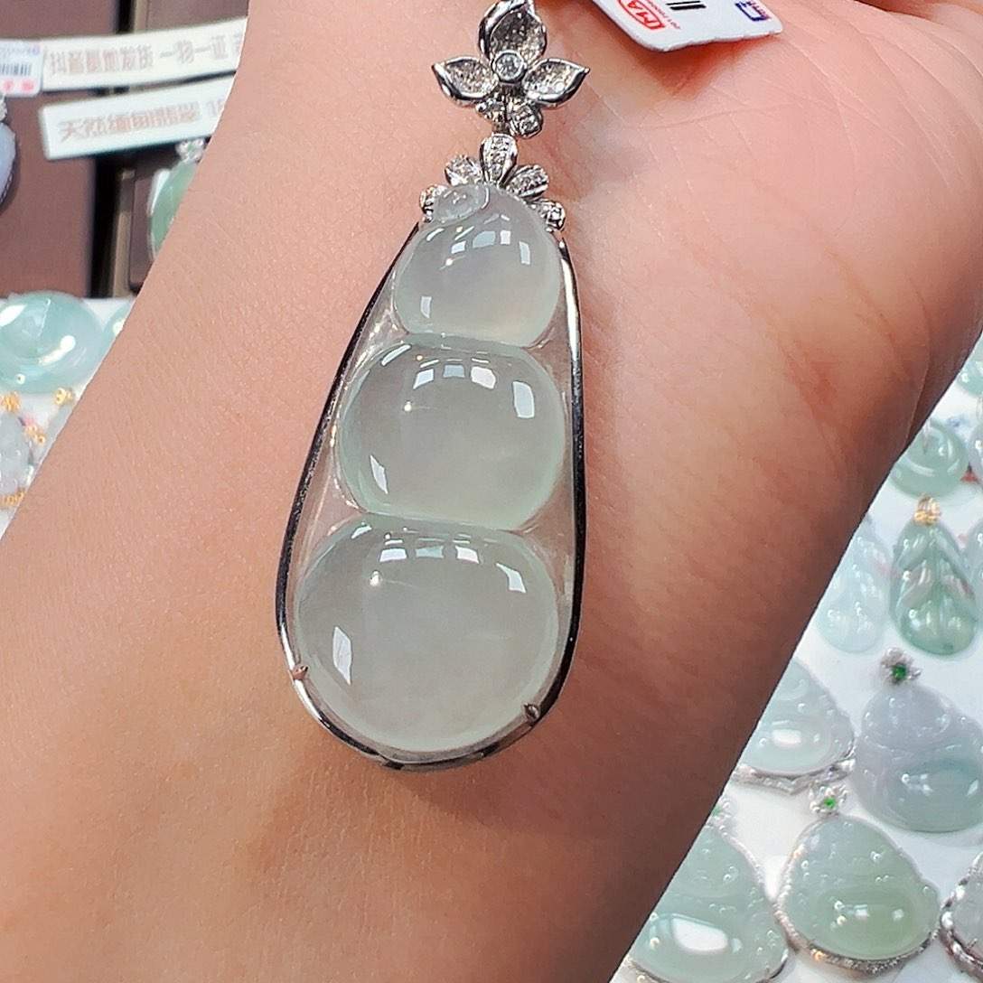 翡翠吊坠(不含链)18K金镶嵌福豆