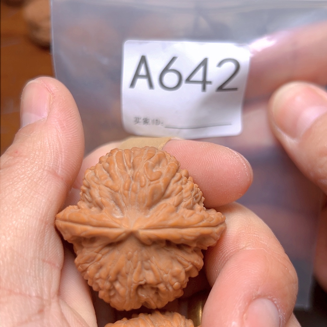 文玩核桃吊坠42免 白狮子