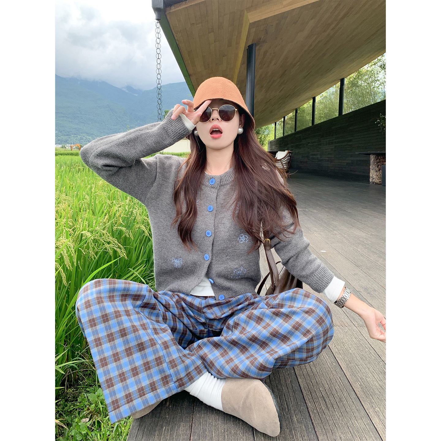 曾小咸 韩系灰色长袖针织开衫女秋冬季宽松短款毛衣外套刺绣上衣