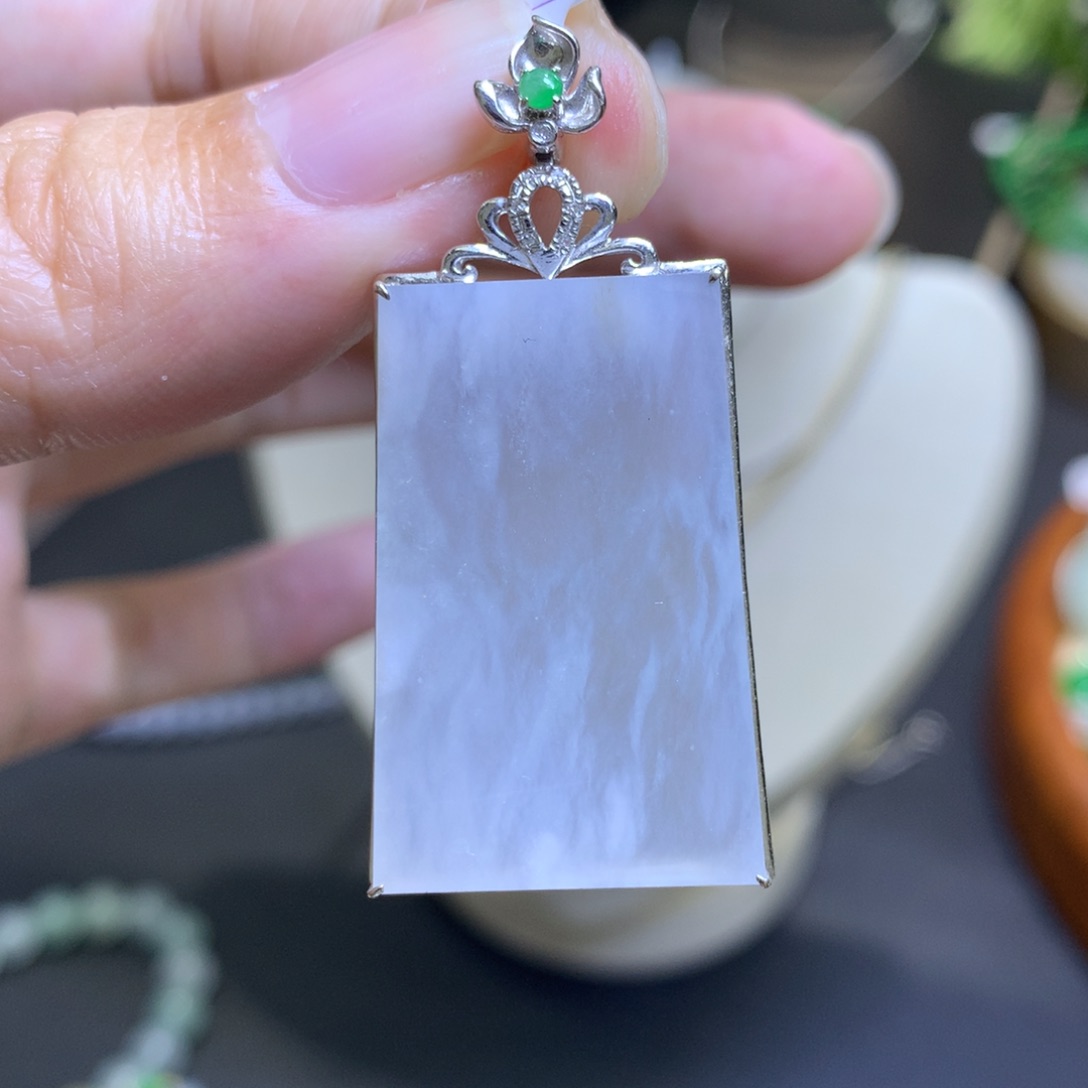 颈饰18K金镶嵌翡翠