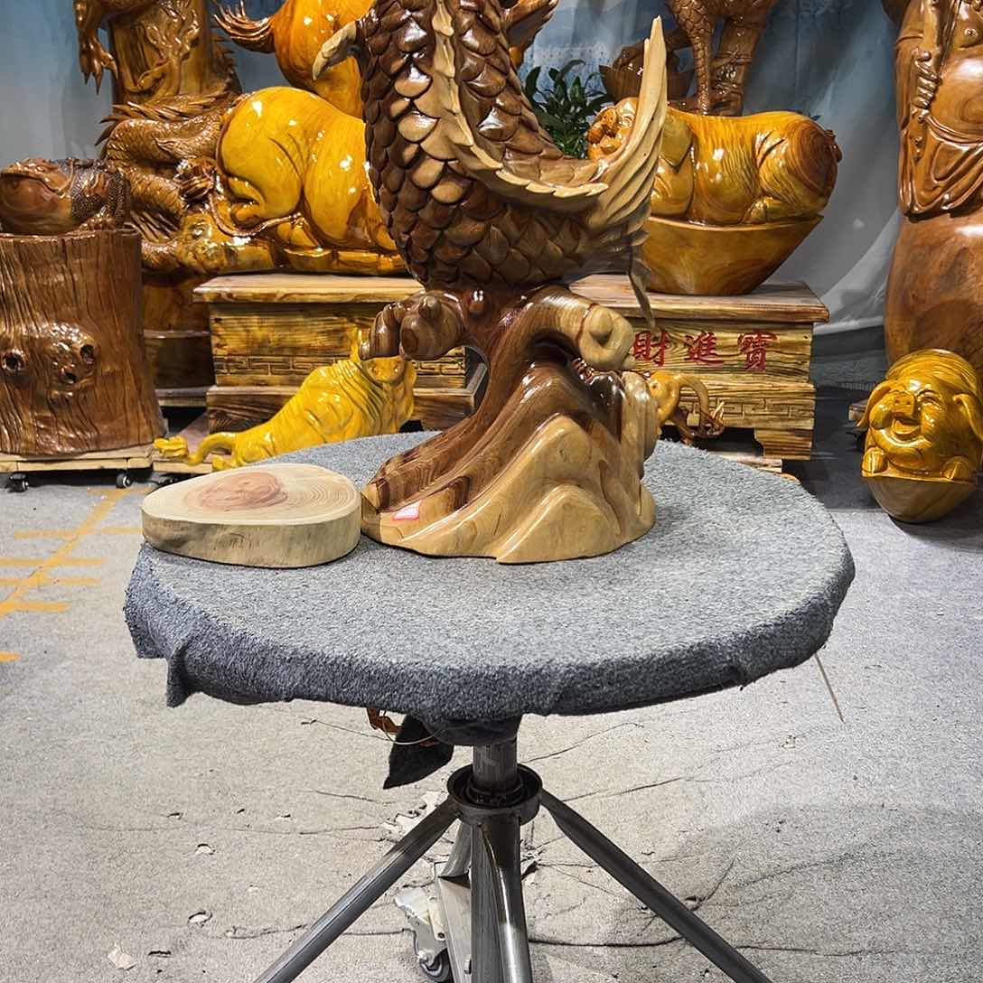 香榧木多***的香樟木实木鲤鱼装饰摆件