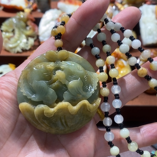 蛇纹石玉未镶嵌颈饰