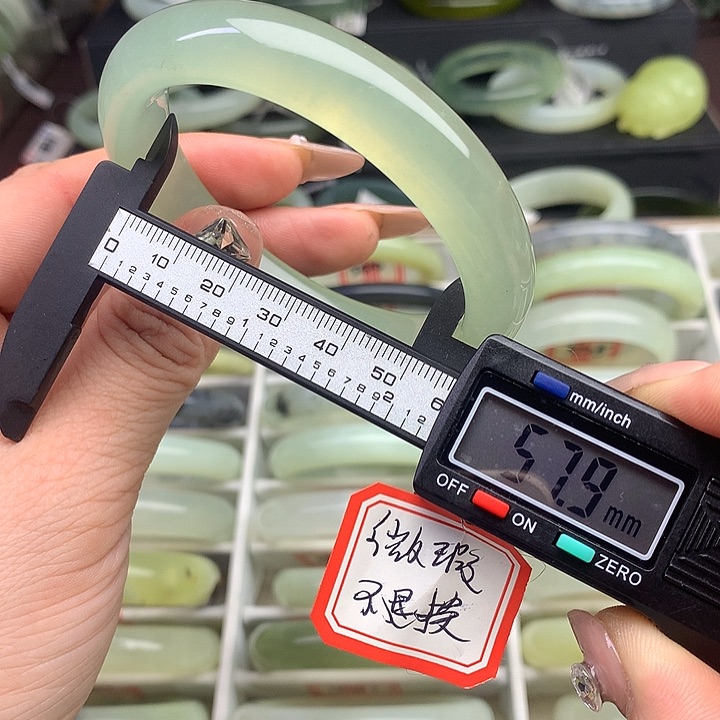 蛇纹石玉手镯未镶嵌501