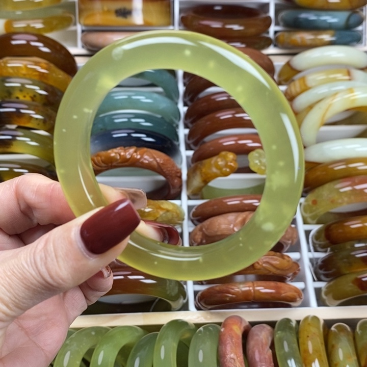 蛇纹石玉手镯未镶嵌56’.5