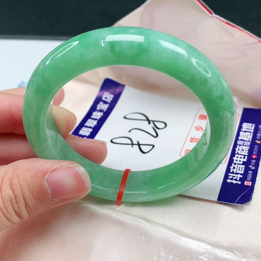 翡翠手镯未镶嵌翡翠