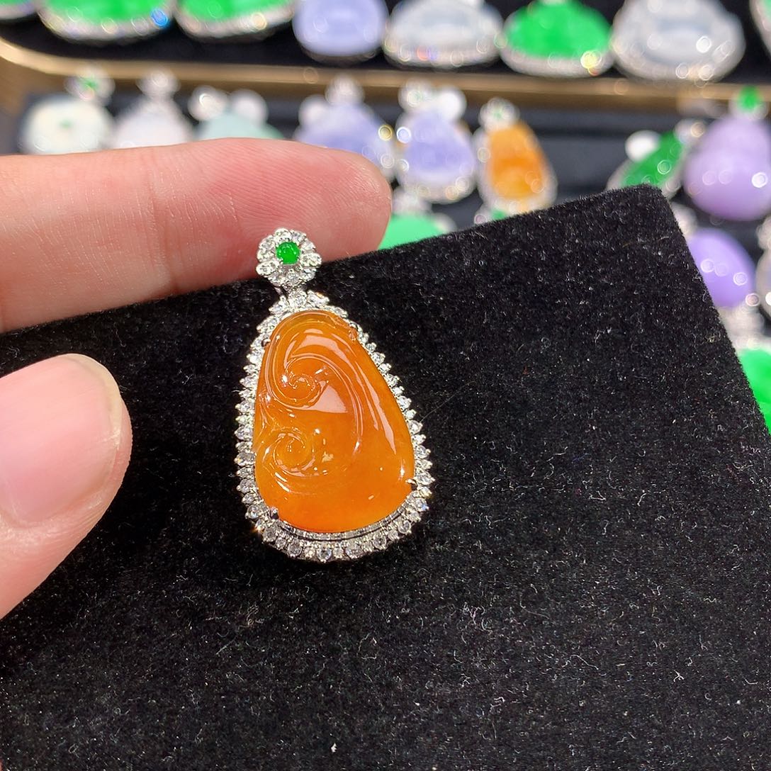 翡翠18K金镶嵌颈饰