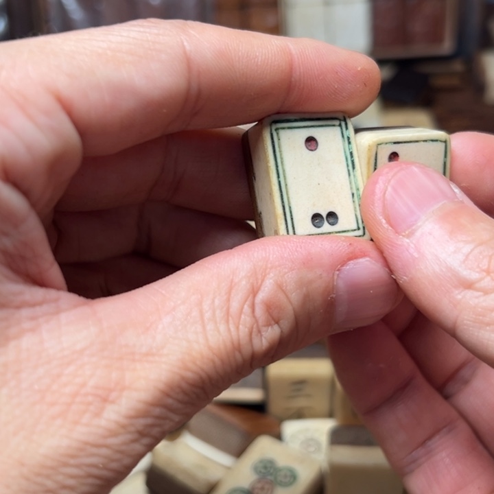 K***o实心竹雕刻手把件