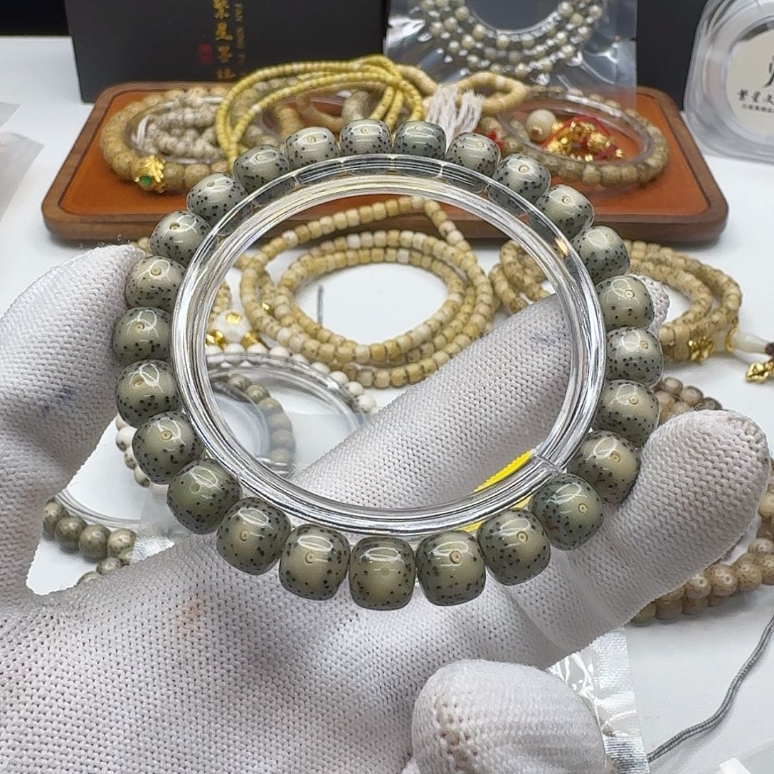 赵***：星月菩提吊坠126一物一图糯冰大眼9左右单