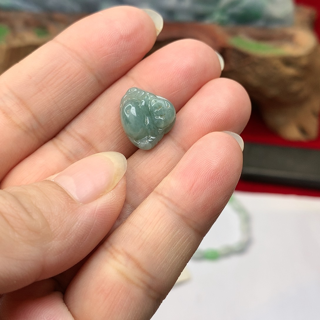 翡翠颈饰未镶嵌佛公