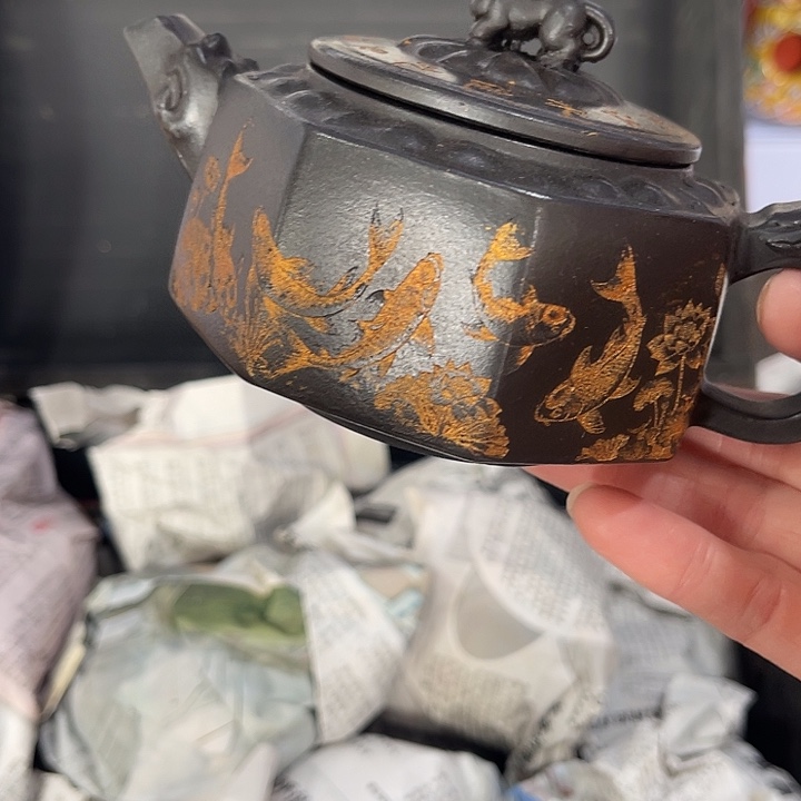 茶壶紫泥原矿泥料手工制作的一把紫砂壶。